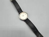 gros plan d'une montre-bracelet sur une surface blanche