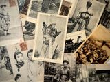de nombreuses vieilles photos de personnes d'origine asiatique posées sur une table