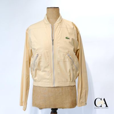 une veste posée sur un mannequin, sur fond blanc