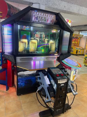 une console de jeux vidéo au milieu d'une pièce
