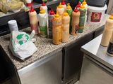 de nombreuses bouteilles de condiments sur le plan de travail de la cuisine