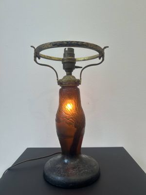 an image of a lamp that is sitting on a table