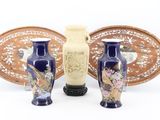 trois vases posés l'un à côté de l'autre sur une table