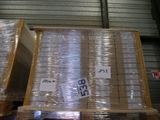 une grande pile de cartons sur une palette dans un entrepôt