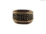 une photo d'une bague en or sertie de diamants noirs