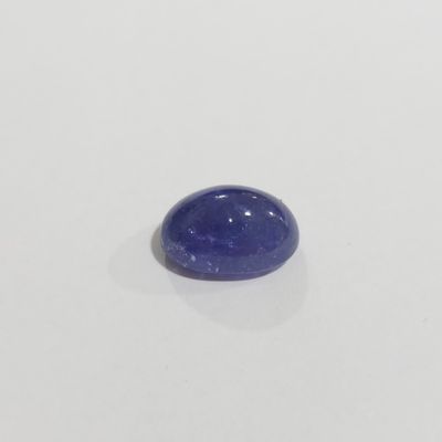 gros plan d'un saphir bleu sur une surface blanche