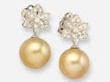 une paire de boucles d'oreilles en perles et diamants