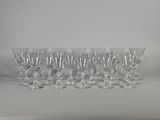 six verres à vin sont alignés sur une table