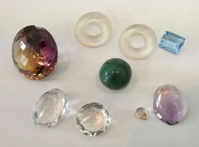 Lot de pierres dont amétrine casée et 2 anneaux en verre dia…