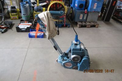une machine posée à même le sol dans un garage