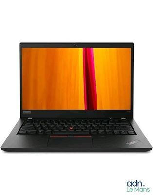un ordinateur portable avec un clavier noir sur fond blanc