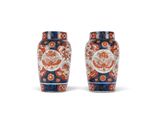 une paire de vases ornés de motifs floraux orange et bleus