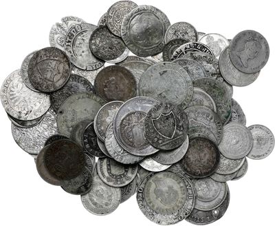 une pile de vieilles pièces d'argent sur une surface blanche