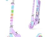 trottinette violette avec des lumières et des roues sur fond blanc