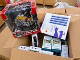 une boîte en carton contenant une télécommande et d'autres objets