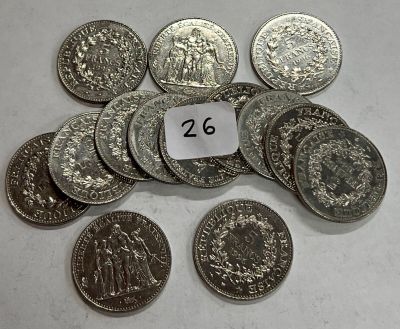 une pile de pièces d'argent posée sur une table
