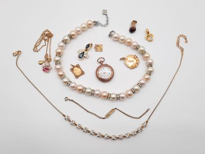 une collection de bijoux comprenant une montre, des bracelets et des colliers