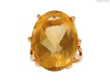 une image d'une bague sertie d'une grosse citrine