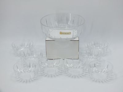 un saladier en verre transparent et six verres sur la table