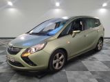une photo d'une petite voiture verte dans une pièce