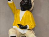 une figurine représentant un homme assis par terre
