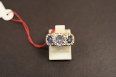 Bague or -r- ornée de 3 saphirs et petites roses Vers 1940-5…