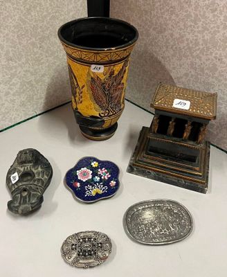 un grand nombre d'objets posés sur une table