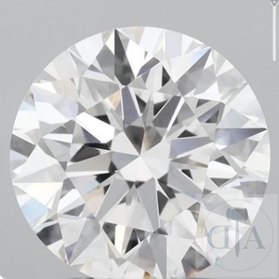 un gros plan d'un diamant sur fond blanc