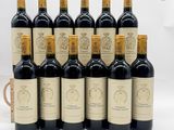 un lot de bouteilles de vin alignées les unes à côté des autres