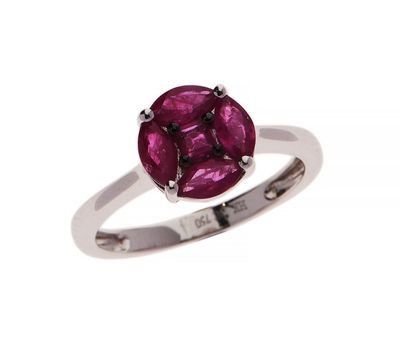 une photo en gros plan d'une bague sertie d'une pierre rose
