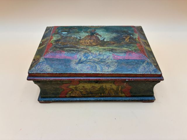Coffret en bois peint polychrome ancien à décor de scène animées 