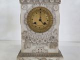 une horloge blanche posée sur une table