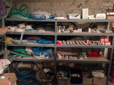 une pièce remplie d'une multitude d'appareils électriques de toutes sortes