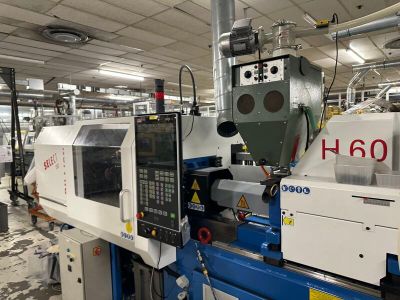 une machine qui se trouve dans une usine où il y a beaucoup de machines