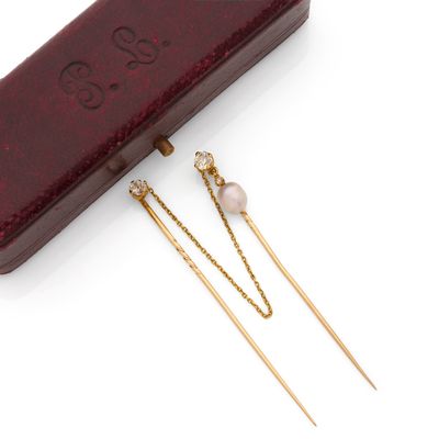 EPINGLE DOUBLE ponctuée de 3 diamants taille ancienne (total…