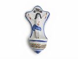 une horloge murale en céramique sur laquelle figure l'image d'une femme