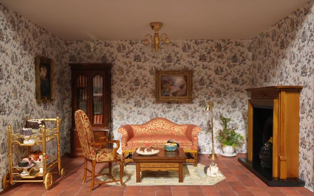 Diorama. Composition miniature, dans une vitrine en bois, vitre e...
