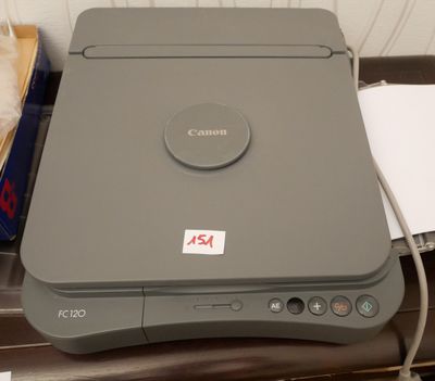 une imprimante Canon posée sur un bureau, à côté d'une autre imprimante