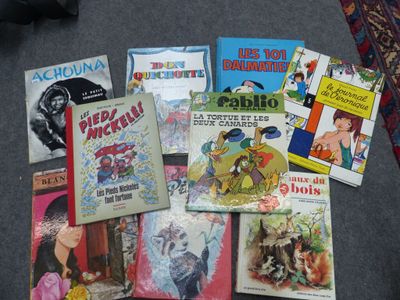 de nombreux livres pour enfants posés les uns à côté des autres sur le sol