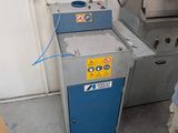 un homme debout à côté d'une machine posée au sol