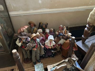 de nombreuses figurines posées par terre