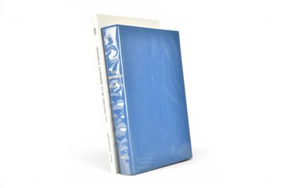 un livre bleu posé sur une surface blanche