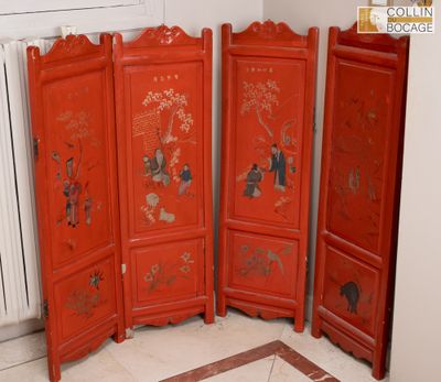 un paravent en bois rouge orné d'une peinture