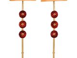 une paire de lampes en verre rouge avec des pieds et des abat-jours dorés