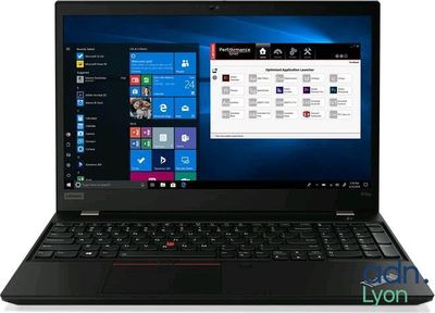 un ordinateur portable avec Windows 10 affiché à l'écran et Windows 10 affiché à l'écran