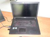 un ordinateur portable posé sur un bureau avec une souris