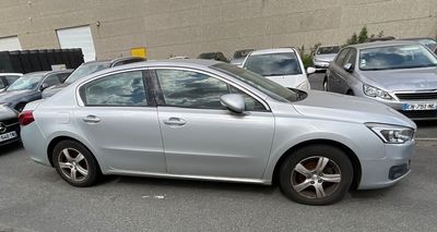 une voiture argentée garée dans un parking