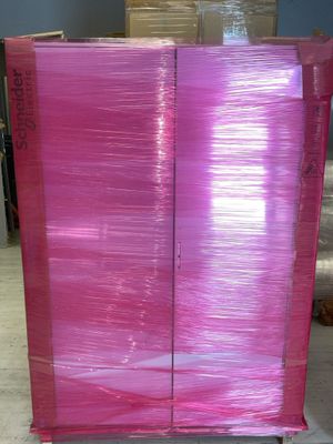 une grande boîte rose posée sur une palette
