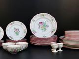 beaucoup d'assiettes et de tasses sur la table