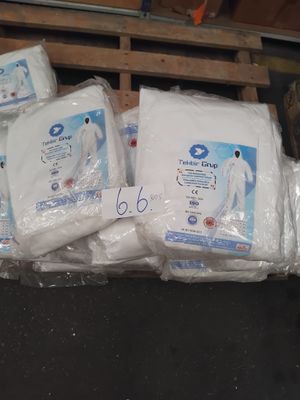 plusieurs paquets de papier toilette posés sur une palette dans un entrepôt